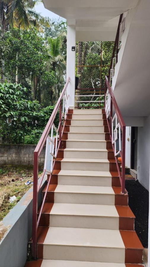 Pknhomestay Kumily Thekkady Buitenkant foto